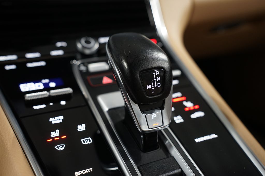 Thumbnail: 2018 Porsche Panamera - 22