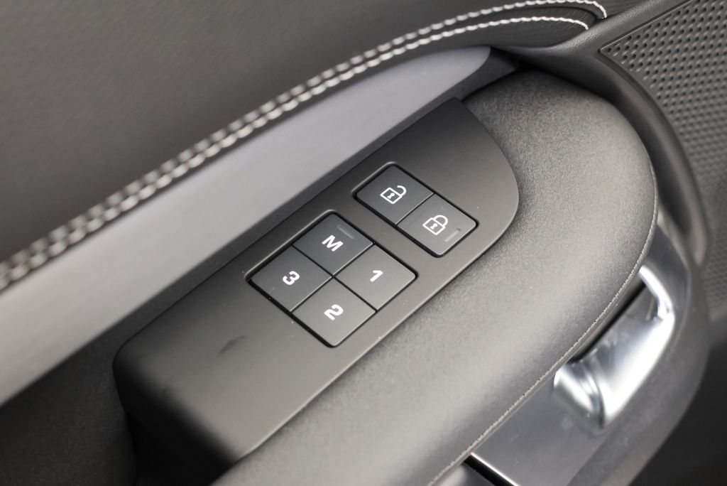 Thumbnail: 2026 Land Rover Discovery - 27