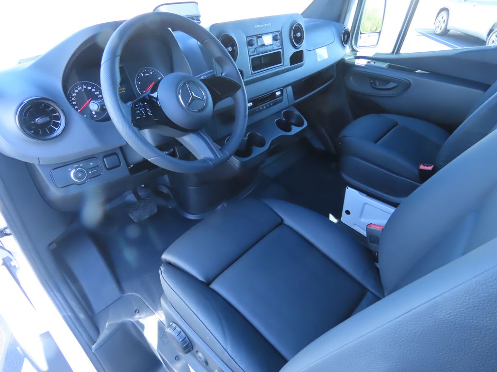 Thumbnail: 2025 Mercedes-Benz Sprinter - 10