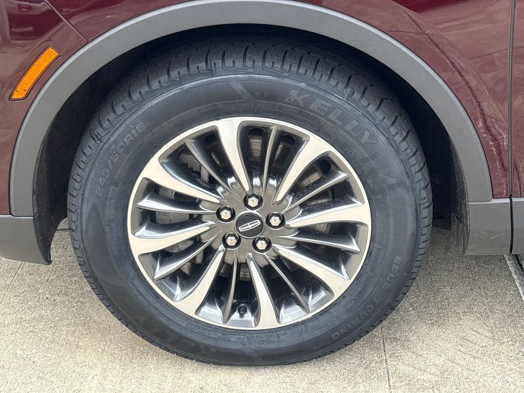 Used 2023 Red Lincoln Standard image 12