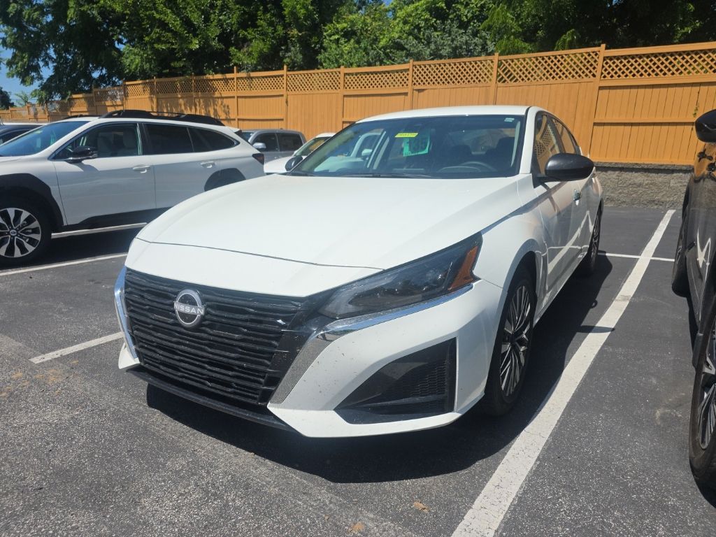 Glacier White 2025 Nissan Altima 2.5 SV FWD Sedan Front-Wheel Drive Continuously Variable Transmission