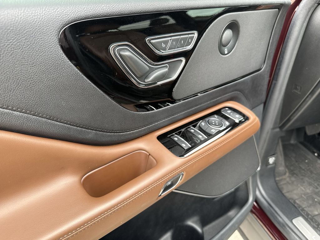 Thumbnail: 2022 Lincoln Aviator - 29