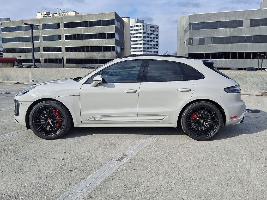 Thumbnail: 2025 Porsche Macan - 2