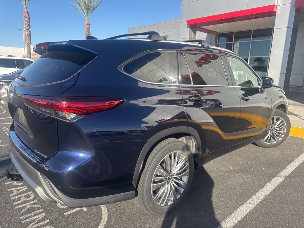Thumbnail: 2022 Toyota Highlander - 4