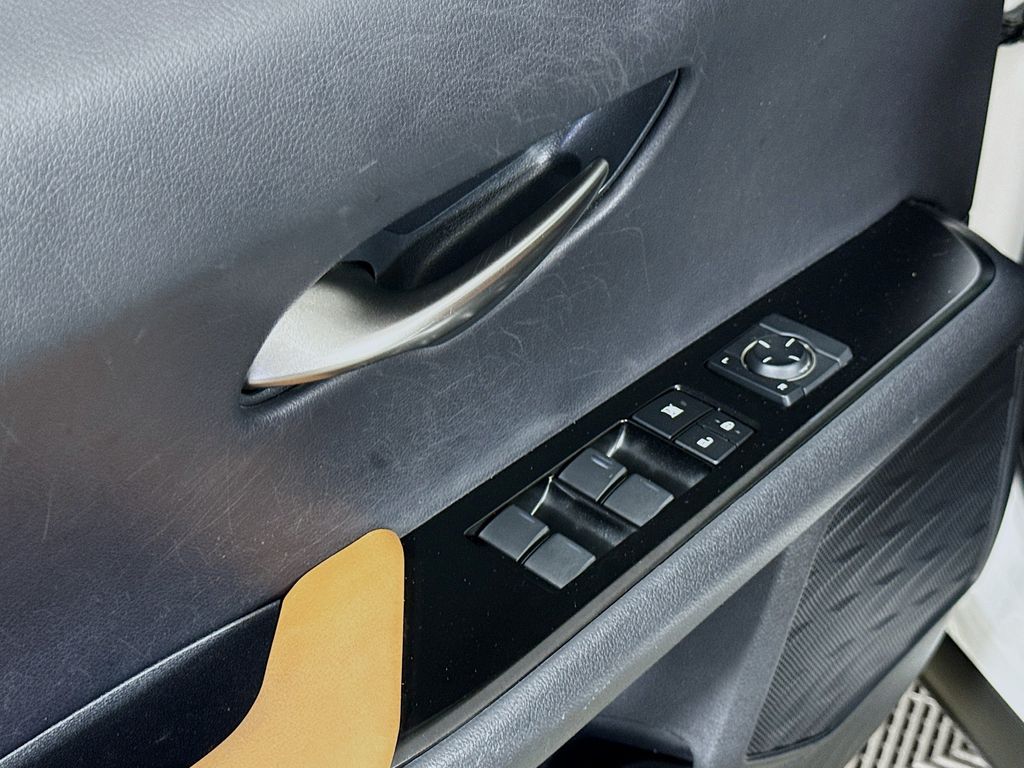 Thumbnail: 2020 Lexus UX - 17