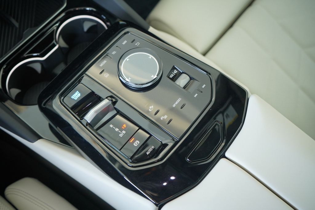 Thumbnail: 2026 BMW i5 - 19