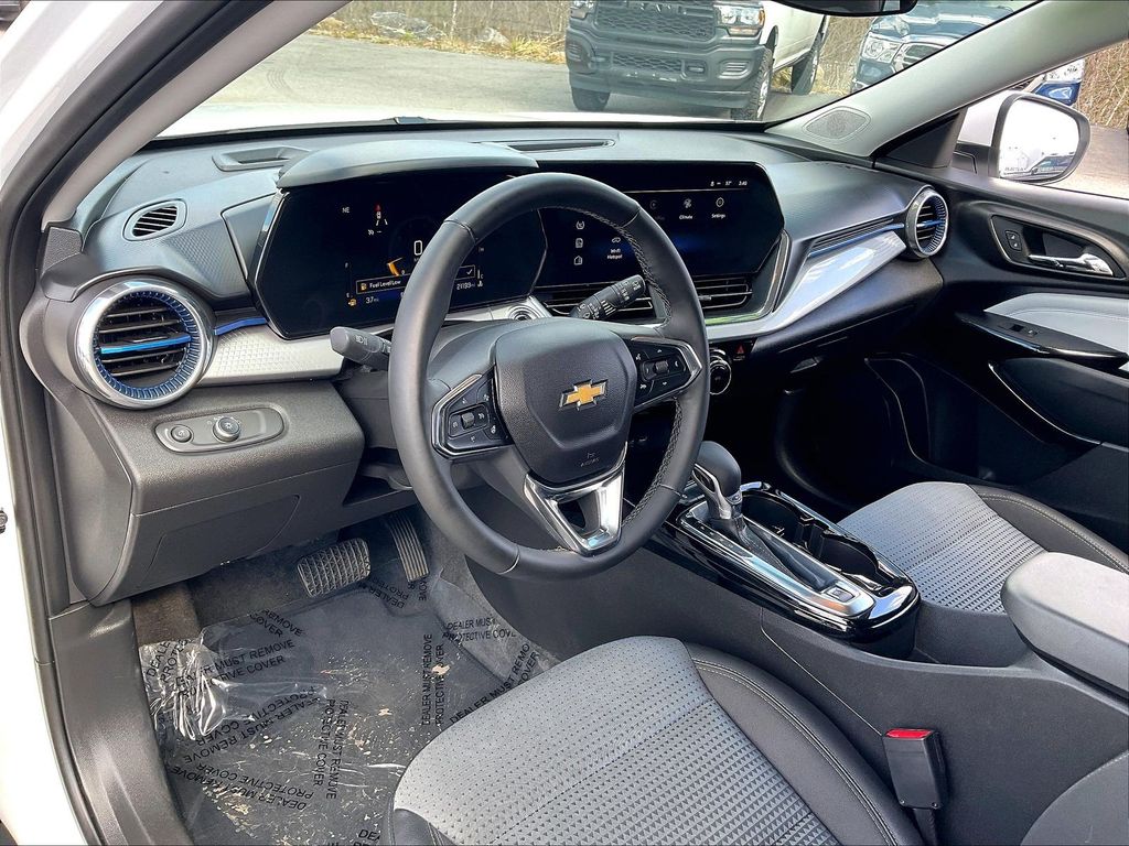 2025 Chevrolet Trax — photo 8