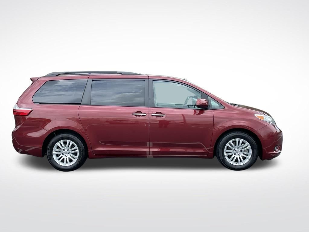 Thumbnail: 2017 Toyota Sienna - 7