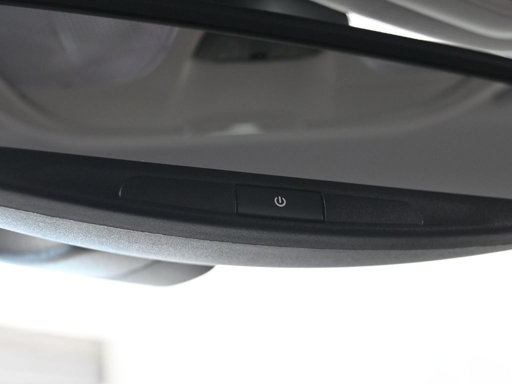 Used 2022 Bright White Clearcoat Jeep Latitude Lux image 21