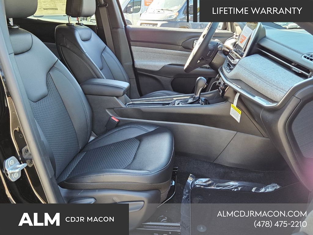 New 2026 Diamond Black Crystal Pearlcoat Jeep Latitude image 16