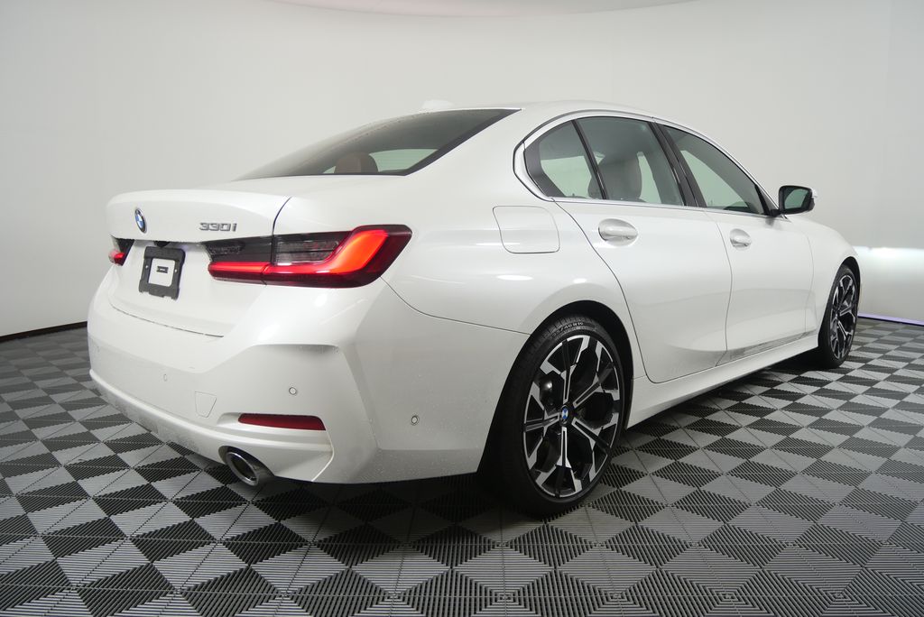 Thumbnail: 2025 BMW 3 Series - 3