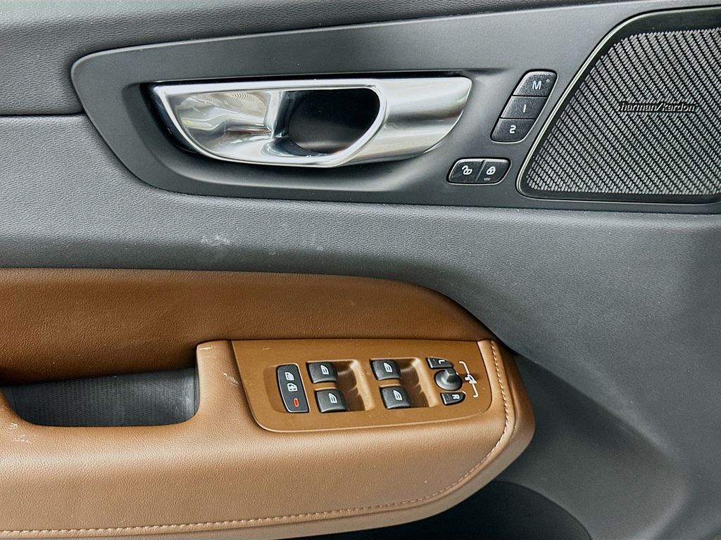 2022 Volvo XC60 B5 Inscription 18