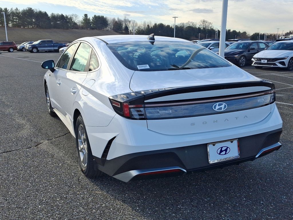 2025 Hyundai Sonata SE 3