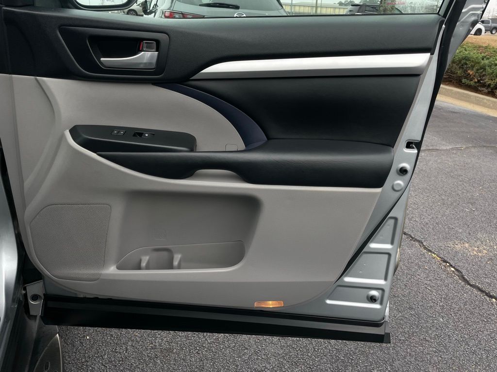 Thumbnail: 2017 Toyota Highlander - 29