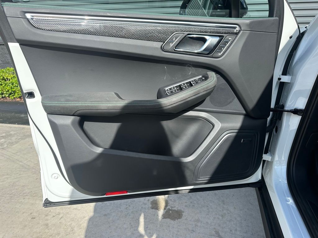 Thumbnail: 2026 Porsche Macan - 19