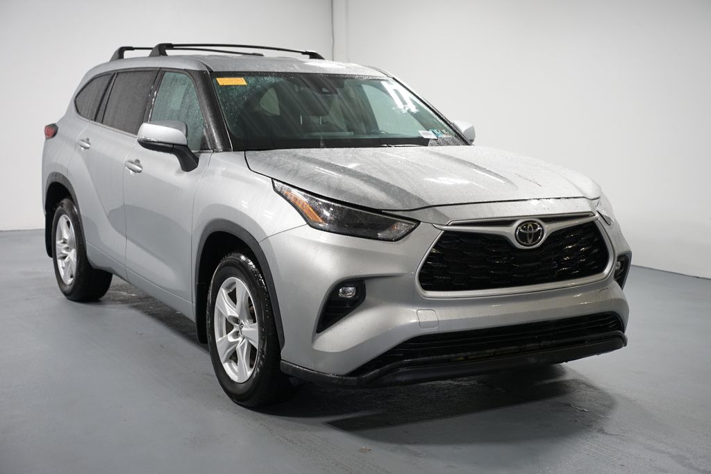 Thumbnail: 2022 Toyota Highlander - 3