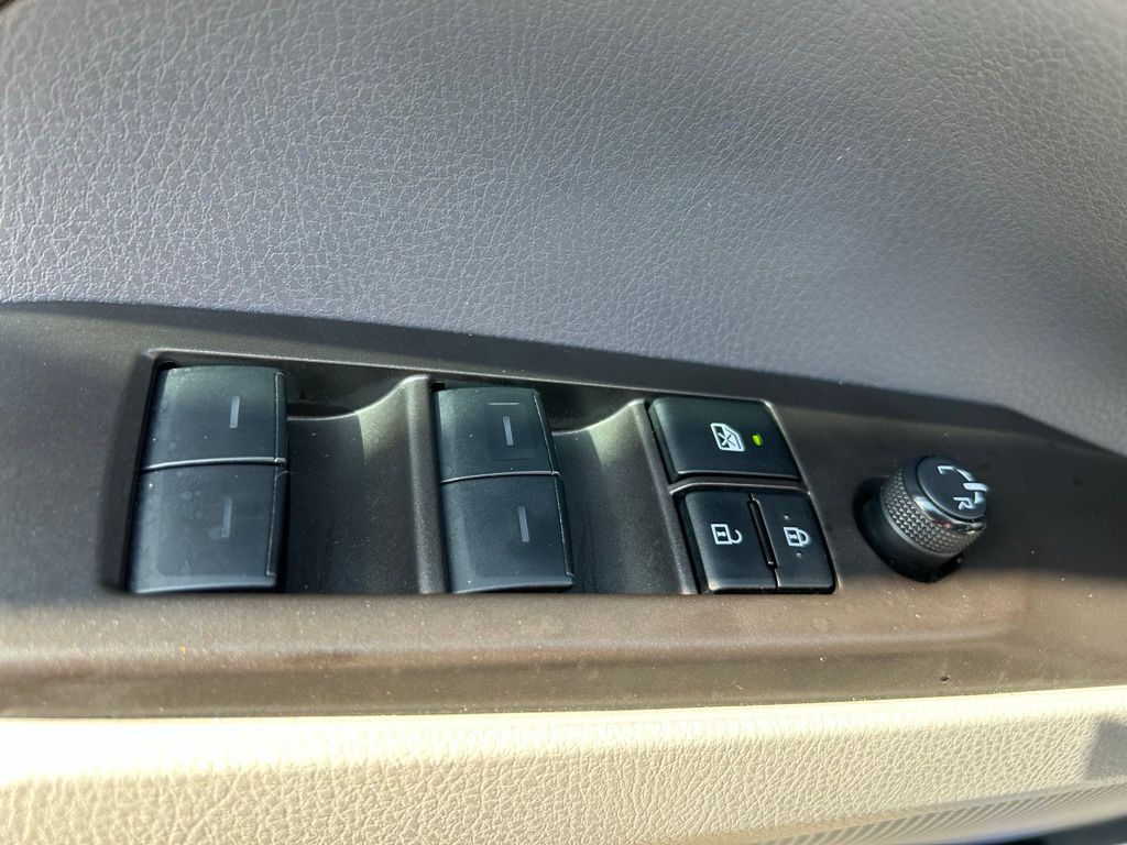 2024 Toyota Camry SE 17