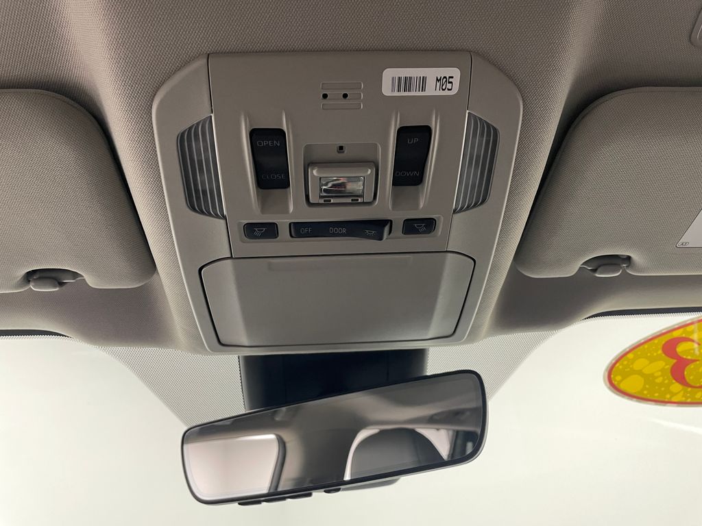 Thumbnail: 2023 Toyota Highlander - 32