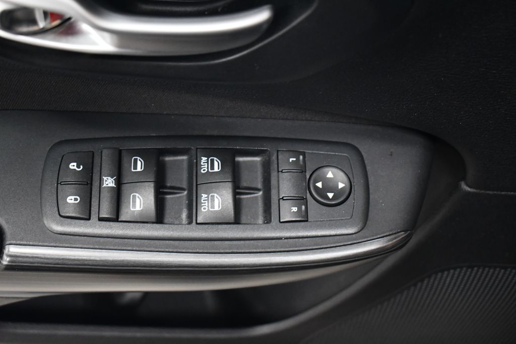 Thumbnail: 2016 Jeep Cherokee - 14