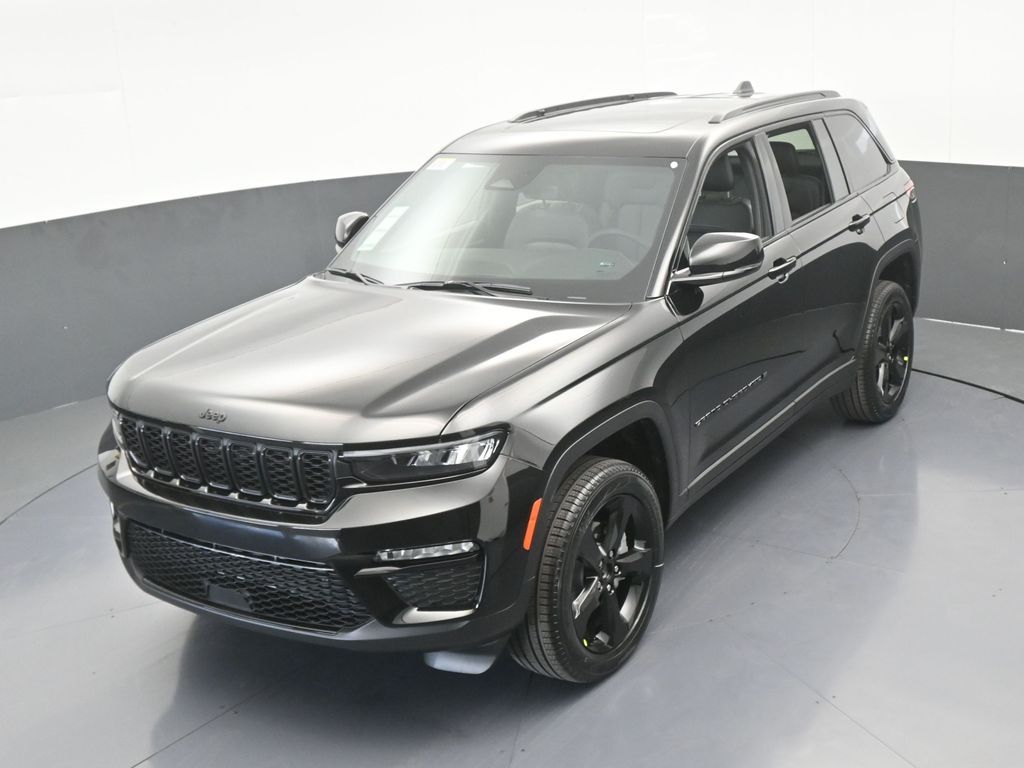 New 2025 Diamond Black Crystal Pearlcoat Jeep Limited image 40