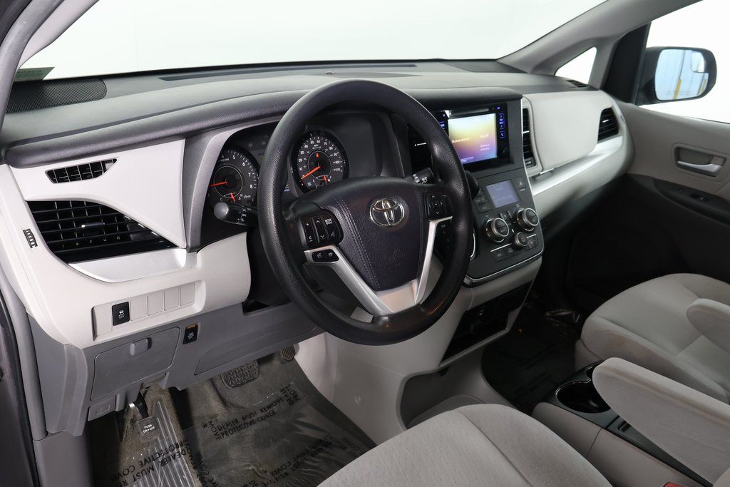 2016 Toyota Sienna LE 7