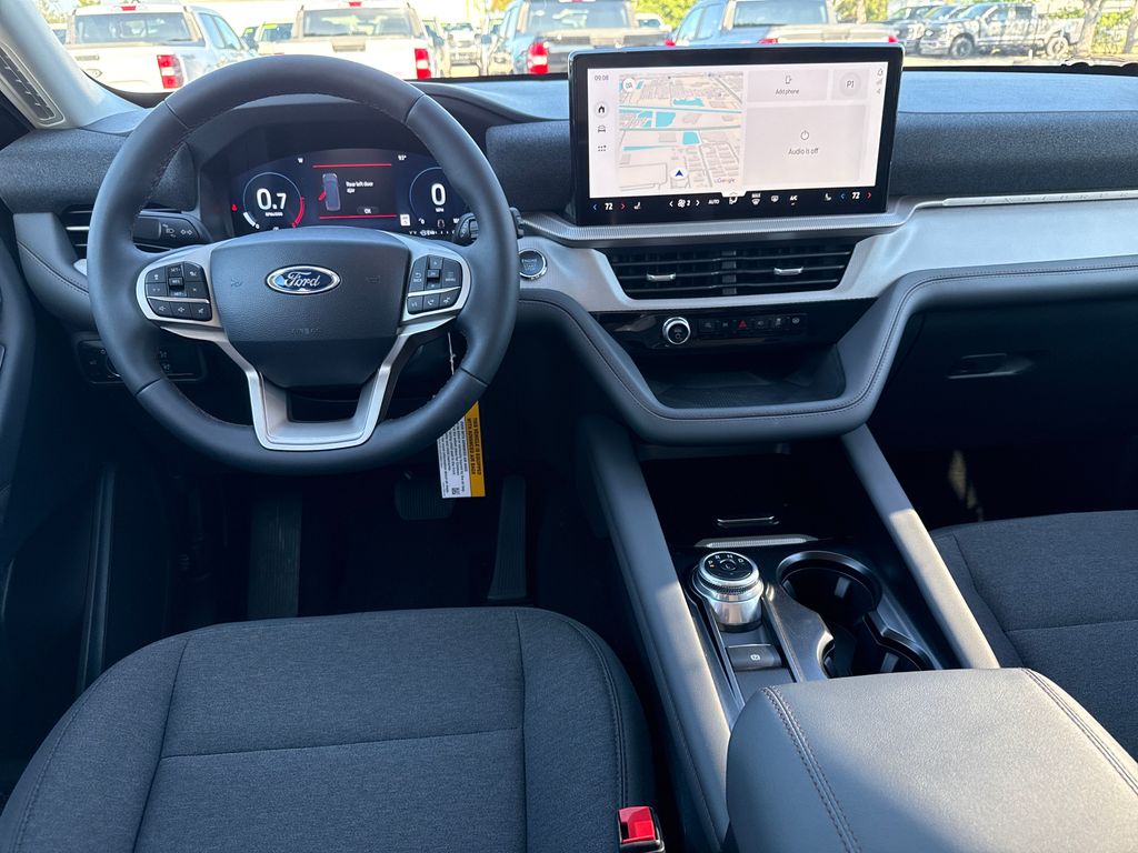 2025 Ford Explorer photo 3