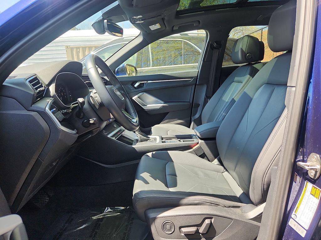 Thumbnail: 2022 Audi Q3 - 11