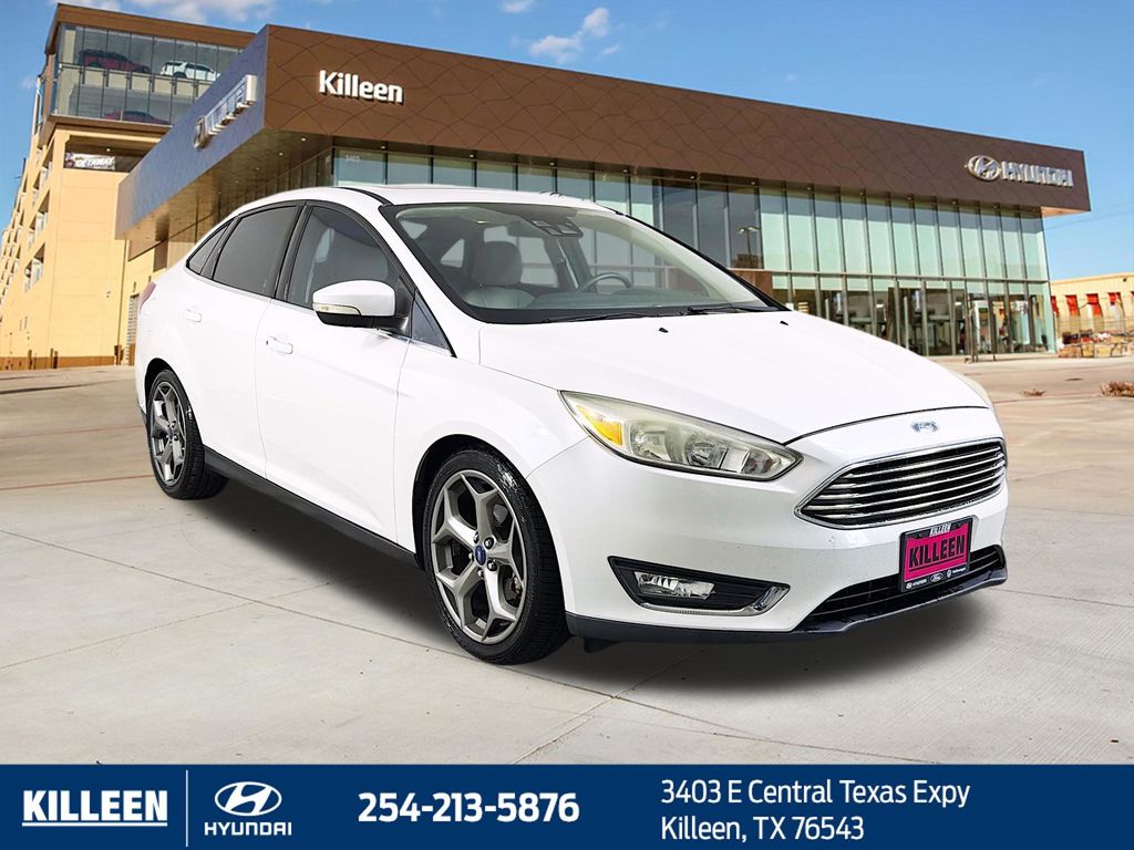 White Platinum Clearcoat Metallic 2017 Ford Focus Sedan Front-Wheel Drive 6-Speed Automatic