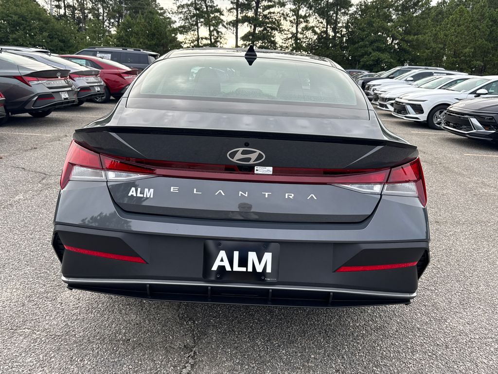 2025 Hyundai Elantra SEL Sport photo 4