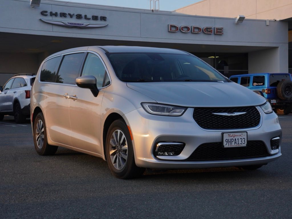 2023 Chrysler Pacifica Hybri...