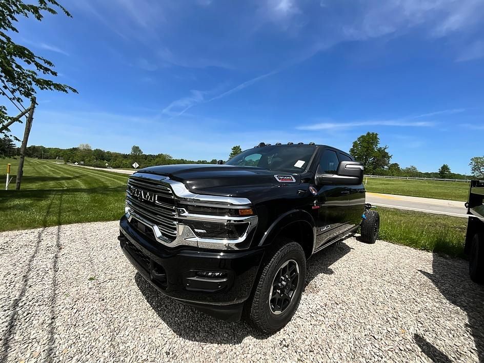 Diamond Black Crystal Pearlcoat 2026 RAM 3500 Chassis Pickup Truck Four-Wheel Drive 8-Speed Automatic