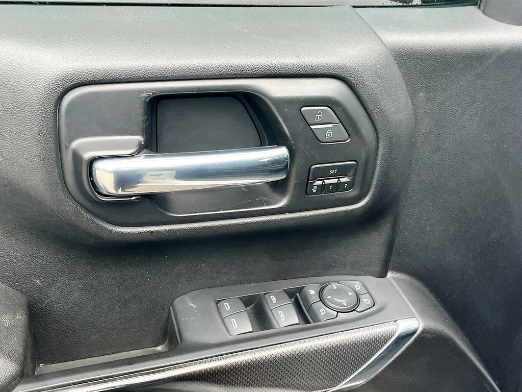 Used 2021 White GMC AT4 image 17