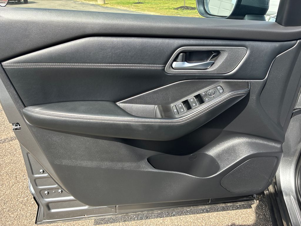2025 Nissan Rogue SL - 9