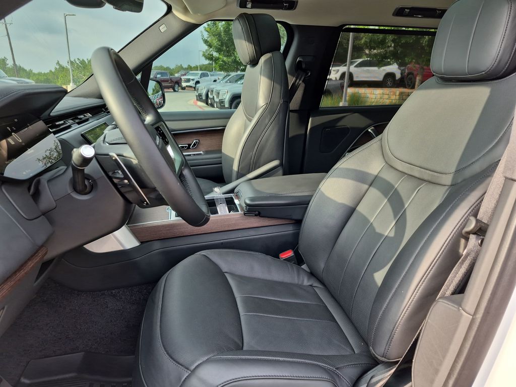 Used 2024 White Land Rover SE image 17