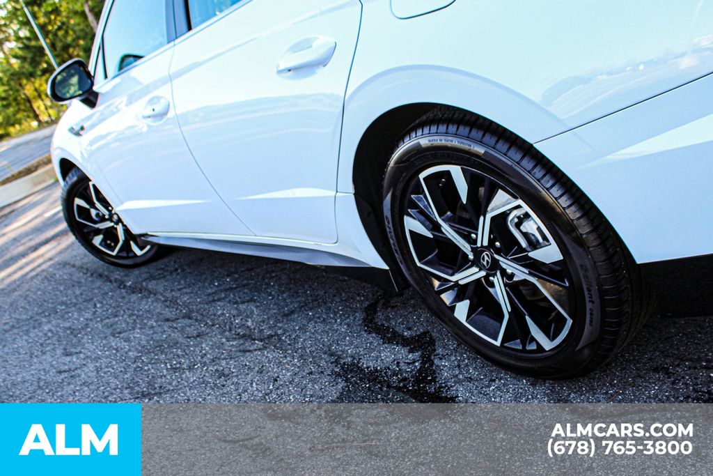 Used 2025 White Hyundai SEL image 14