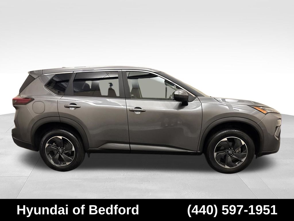 2024 Nissan Rogue SV - Image 4