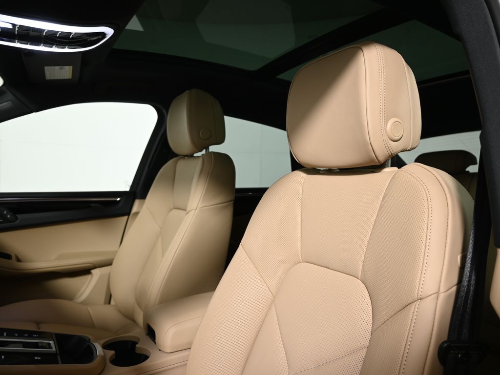 Thumbnail: 2026 Porsche Macan - 15