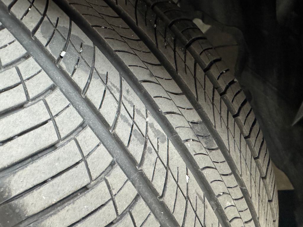 Used 2024 White INFINITI LUXE image 29