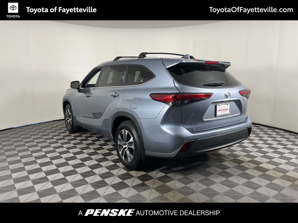 Thumbnail: 2023 Toyota Highlander - 18