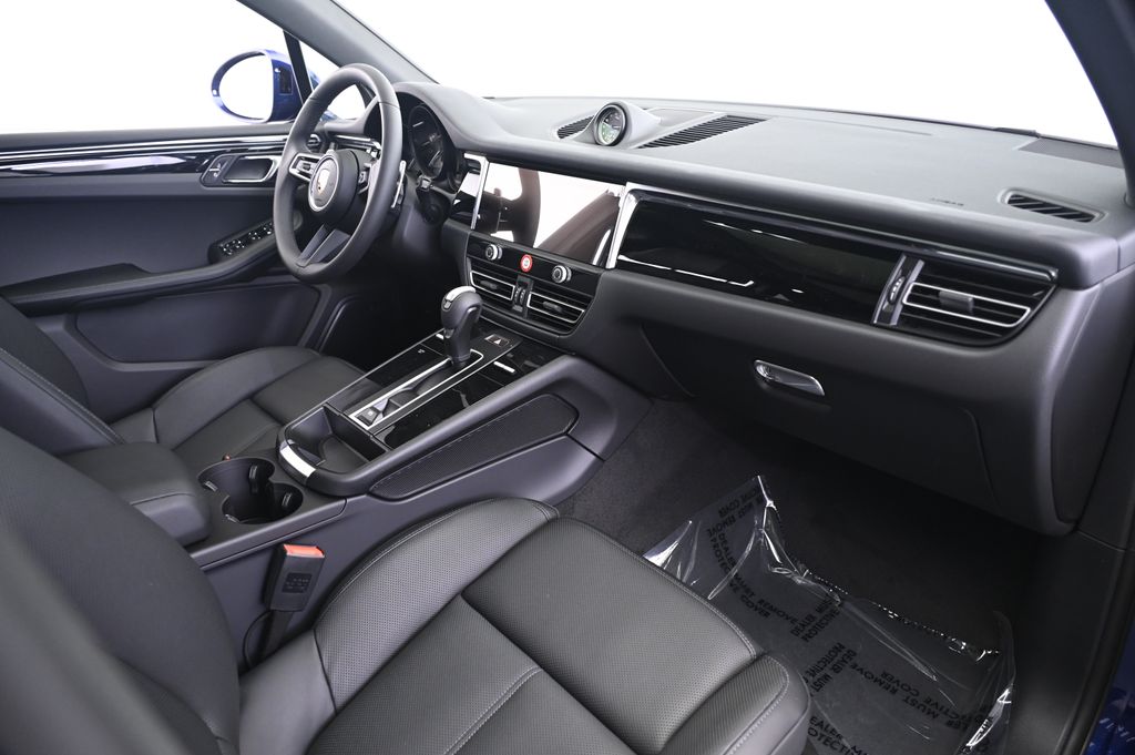Thumbnail: 2025 Porsche Macan - 22