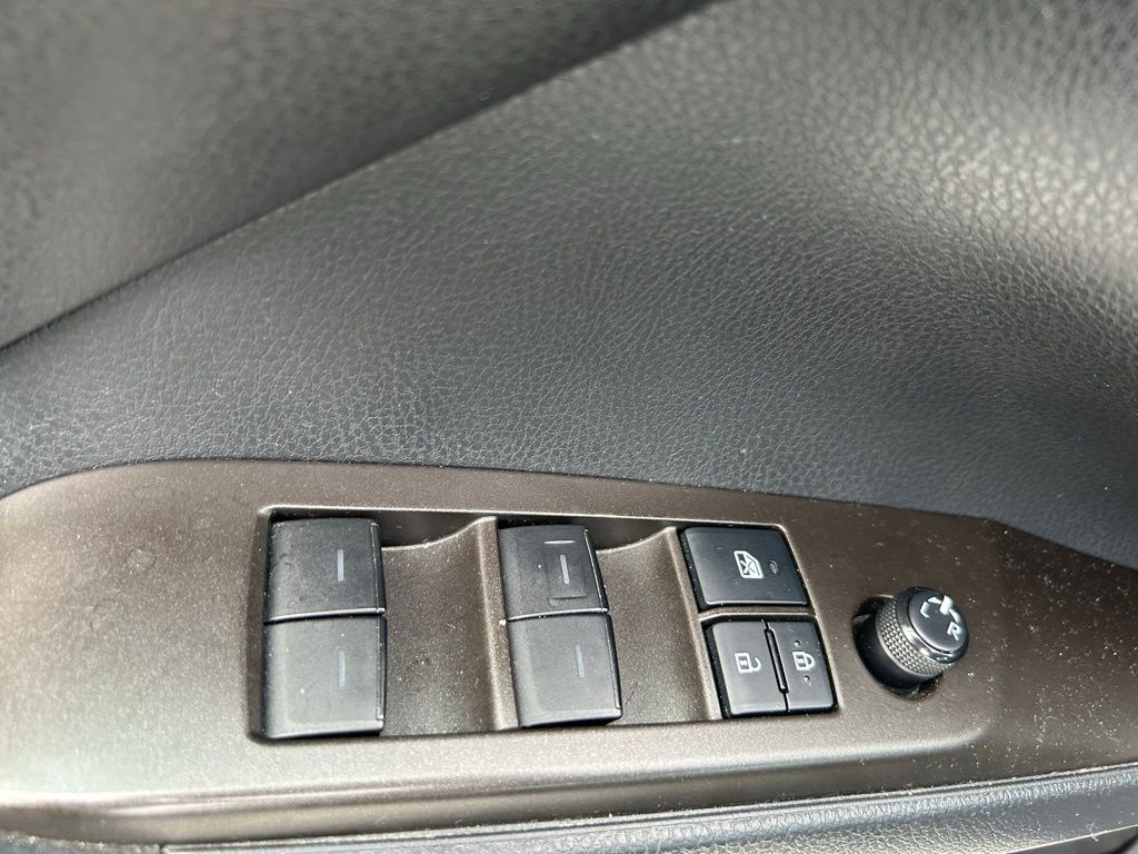 Thumbnail: 2021 Toyota Camry - 23