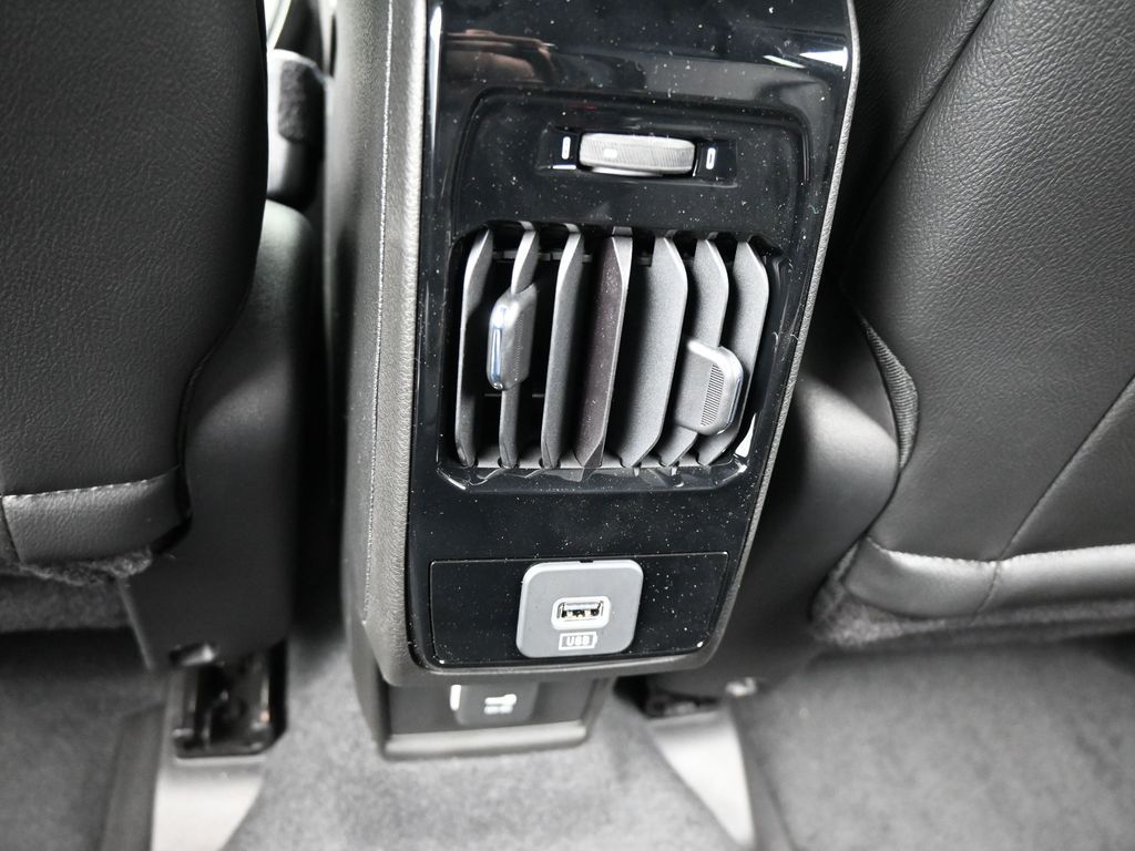 New 2026 Diamond Black Crystal Pearlcoat Jeep Latitude image 33