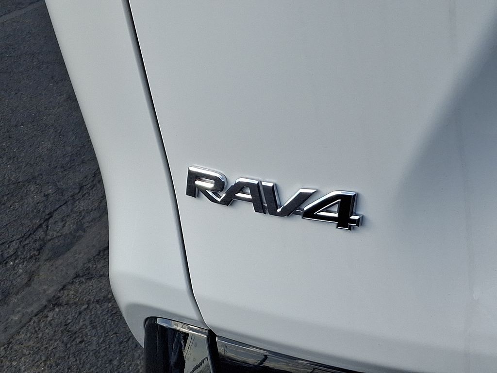 2025 Toyota RAV4 SE 5