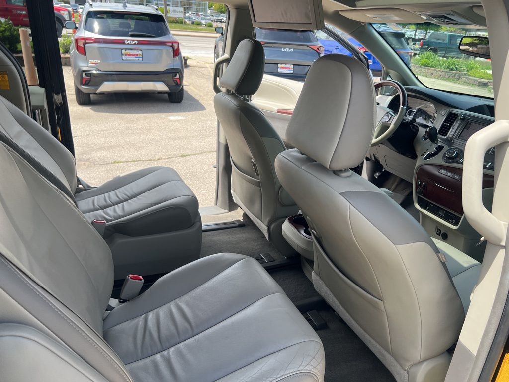 2014 Toyota Sienna XLE 7-Passenger Auto Access Se photo