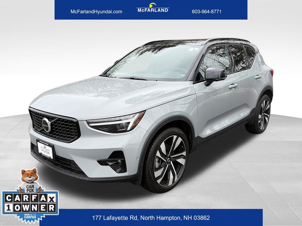 Gray Metallic 2024 Volvo XC40 B5 Ultimate Dark Theme AWD SUV / Crossover All-Wheel Drive Automatic