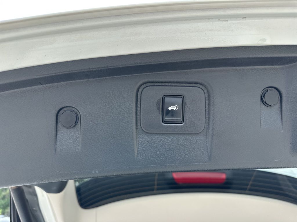 2023 Pearl White Tricoat Nissan Murano SL FWD SUV