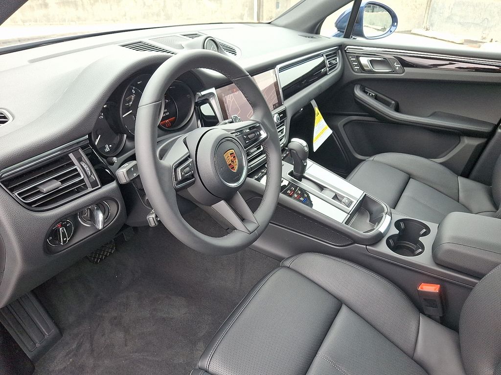 Thumbnail: 2026 Porsche Macan - 4