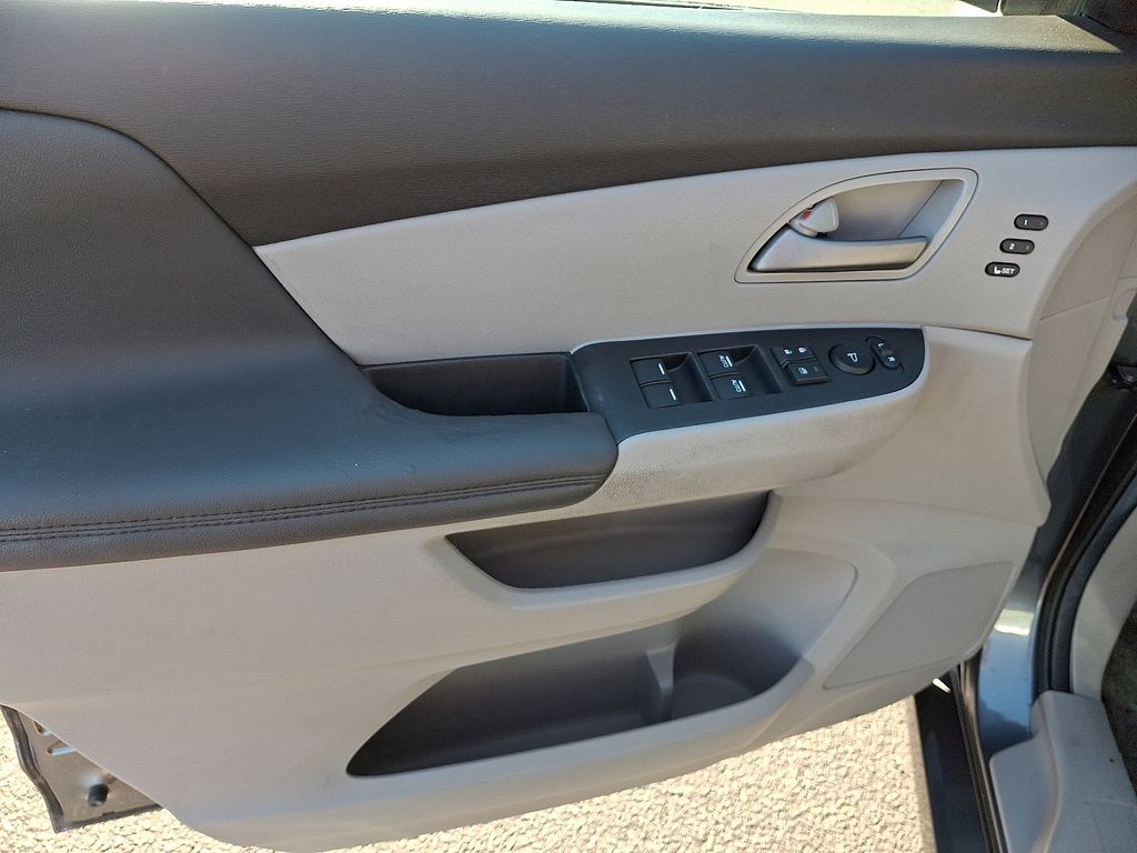 Thumbnail: 2012 Honda Odyssey - 16