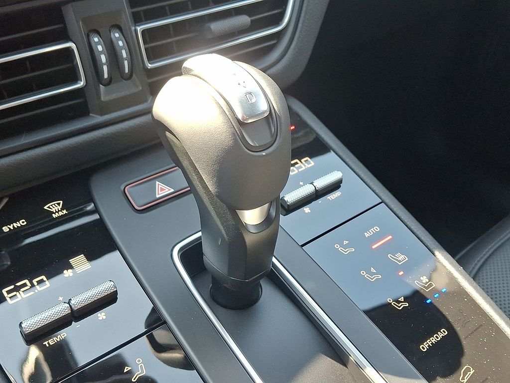 Thumbnail: 2026 Porsche Macan - 17