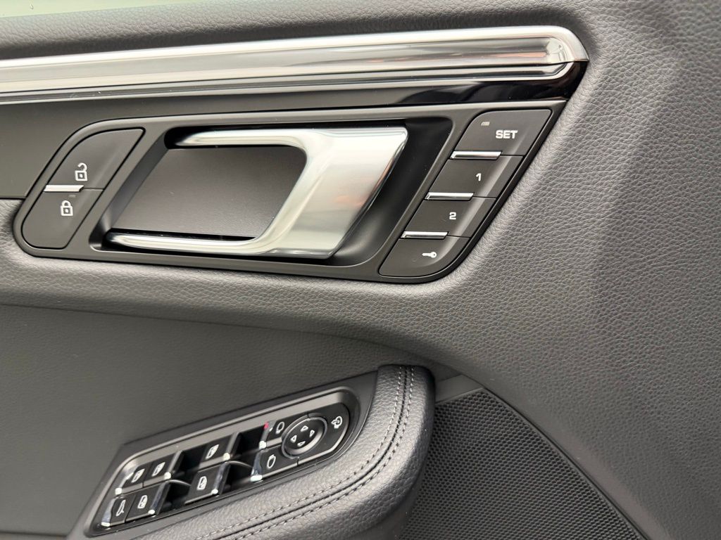 Thumbnail: 2026 Porsche Macan - 20